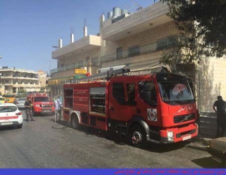 دفاع مدني جنين يخمد حريقاً بمحل تجاري وسط المدينة