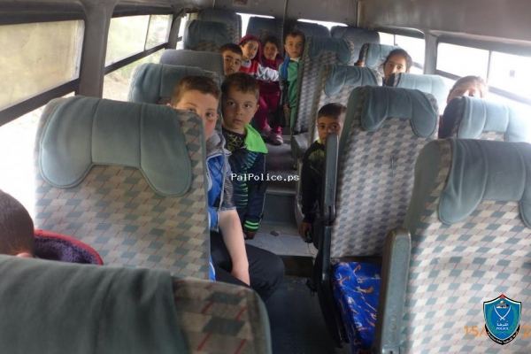 الشرطة تضبط مركبة بحمولة زائدة واخرى غير قانوية لنقل رياض الاطفال في جنين