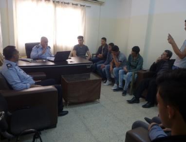 مجموعة من طلاب بناء القدرات الشابة يزور الشرطة في جنين