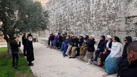 مستوطنون يستأنفون اقتحاماتهم للأقصى والاحتلال يعتقل حارسا