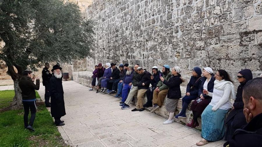 مستوطنون يستأنفون اقتحاماتهم للأقصى والاحتلال يعتقل حارسا