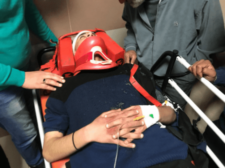 مستوطن يدهس شابا في حزما بالقدس ويلوذ بالفرار