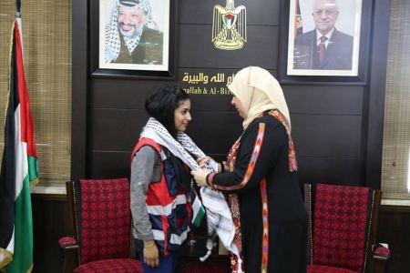 د.غنام تكرم المسعفة المتطوعة نسرين عميرة والفرقة التي خاطرت بنفسها لإسعاف المصابين