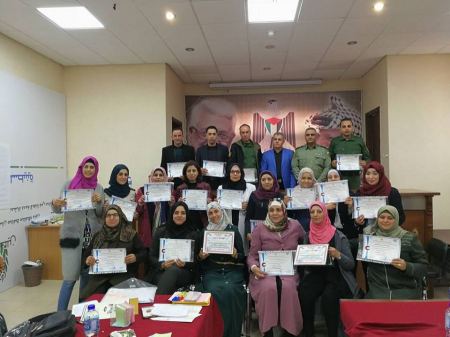  المحافظ رمضان ومدير الأمن الوقائي أبو علي يخرجان المشاركين في دورة النوع الاجتماعي والسلم الأهلي