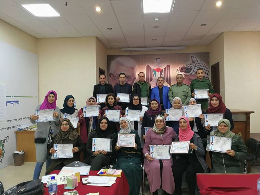  المحافظ رمضان ومدير الأمن الوقائي أبو علي يخرجان المشاركين في دورة النوع الاجتماعي والسلم الأهلي