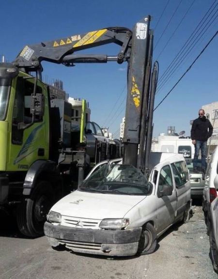 الشرطة تتلف 30 مركبة غير قانونية في الخليل