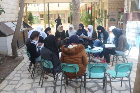  زهرات طوباس يقرأن لأجل البيئة