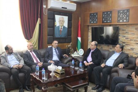  المحافظ رمضان يلتقي السفير الرويضي