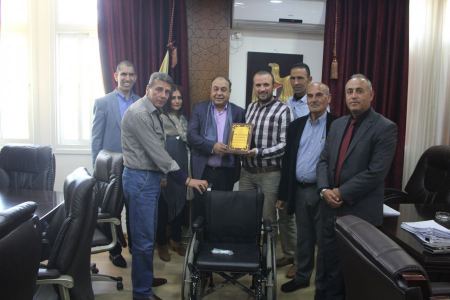  المحافظ رمضان يتسلم كرسي متحرك مقدم من جمعية الكتاب المقدس لصالح الحالات المرضية في معبر الجلمة