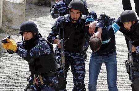 شرطة جنين تلقي القبض على فار من وجه العدالة وصادر بحقه (3) مذكرات قضائية لعدم دفع الدين البالغ أكثر من (70) ألف شيقل