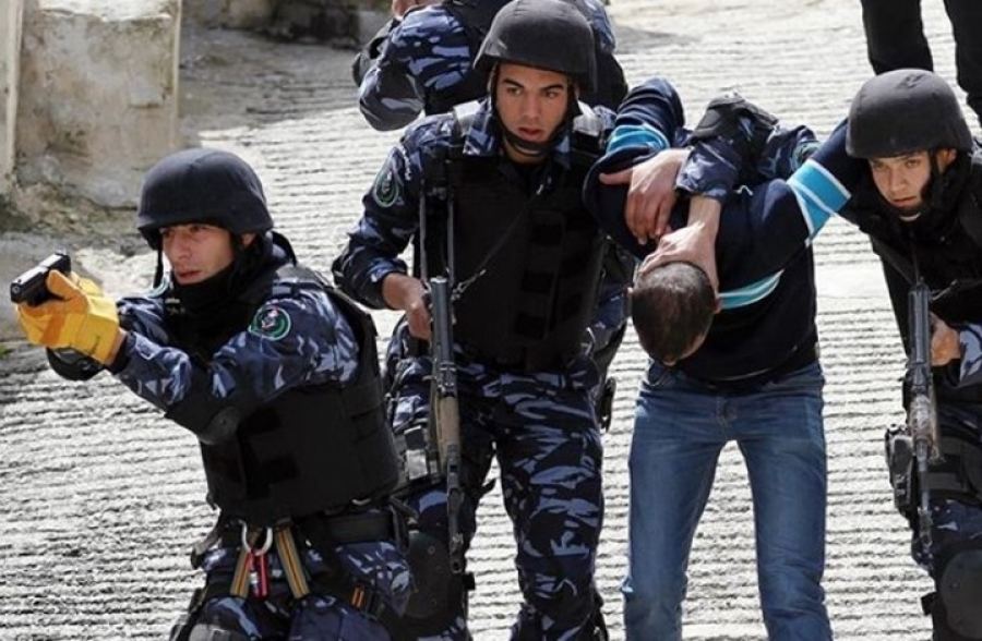 شرطة جنين تلقي القبض على فار من وجه العدالة وصادر بحقه (3) مذكرات قضائية لعدم دفع الدين البالغ أكثر من (70) ألف شيقل