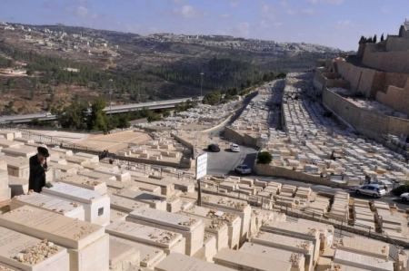 قبور للمستوطنين على أراضي فلسطينية خاصة