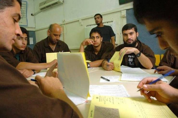 بدء استقبال طلبات التقدم لامتحان 'الإنجاز' للأسرى