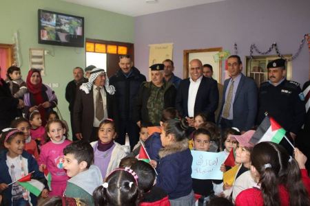محافظ جنين يتفقد المؤسسات المحلية والتربوية في قرية رمانة ويكرم أوائل الطالبات المتفوقات