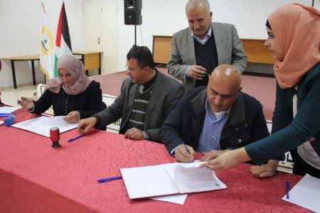 محافظ جنين والاغاثة الزراعية يوقعان أربعة اتفاقيات بمنحة اسبانية لدعم مراكز نسوية في جنين
