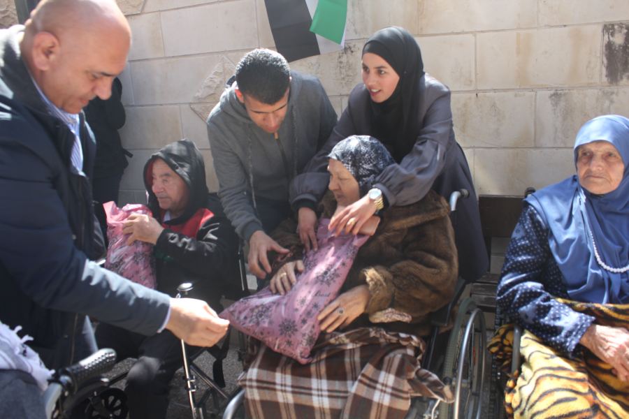  محافظ جنين يكرم الأمهات في جمعية بين المسنين الخيرية بمناسبة عيد الأم