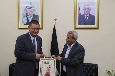 قلقيلية: المحافظ يلتقي ممثل دولة رومانيا ويطلعه على واقع المحافظة