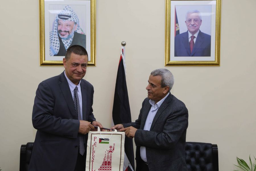 قلقيلية: المحافظ يلتقي ممثل دولة رومانيا ويطلعه على واقع المحافظة