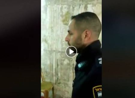 ضابط يتحدى.. ويقتحم مصلى باب الرحمة بالحذاء
