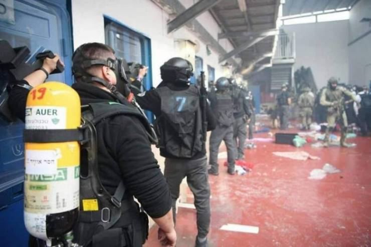 هيئة الأسرى: وحدات القمع تقتحم عدة سجون