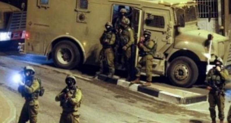 الاحتلال يعتقل 3 مواطنين ويُسلم آخراً بلاغ استدعاء