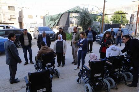  قلقيلية : تسليم 6 كراسي كهربائية مقدمة من مؤسسة محمود عباس