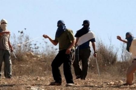 مستوطنون يعتدون على مواطن من المغير ويحطمون زجاج سيارته