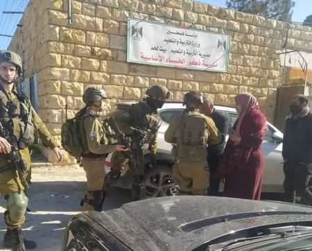 مستوطن يطلق الرصاص على مدرسة الخنساء في تقوع شرق بيت لحم