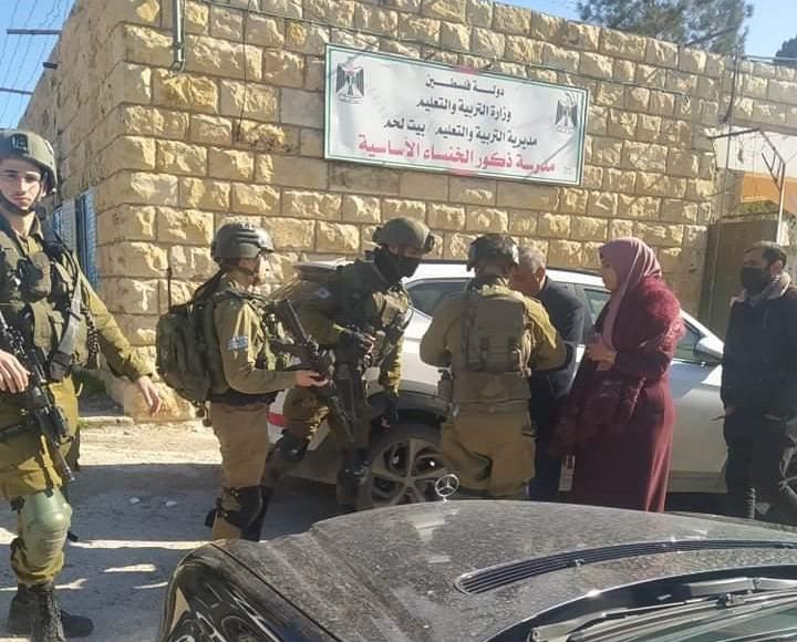 مستوطن يطلق الرصاص على مدرسة الخنساء في تقوع شرق بيت لحم