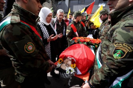 جماهير شعبنا في طولكرم تشيع جثمان الشهيد يزن خصيب إلى مثواه الأخير