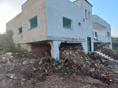 الاحتلال يهدم بناية سكنية و"بركسين" في حزما شمال شرق القدس