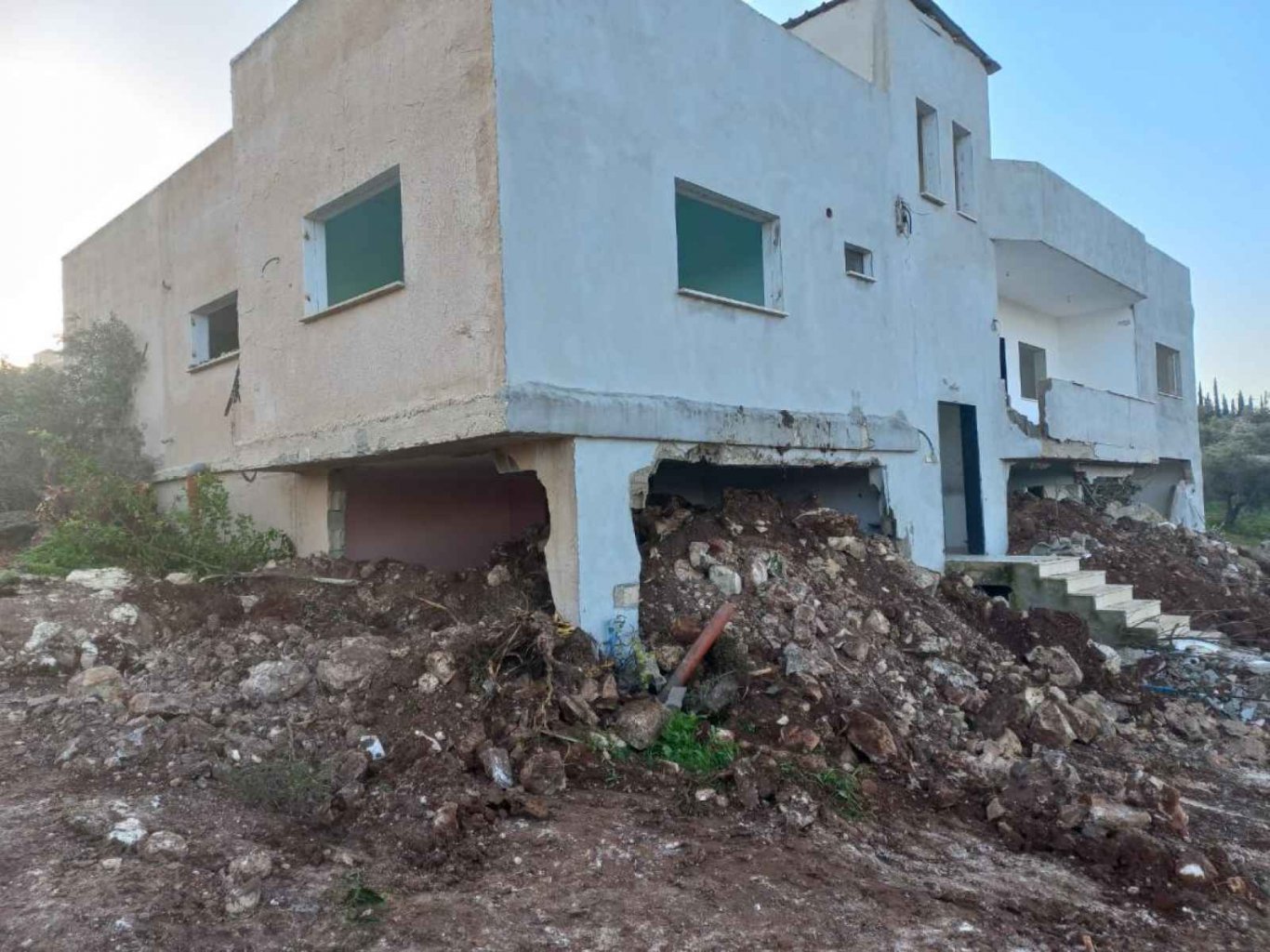 الاحتلال يهدم بناية سكنية و