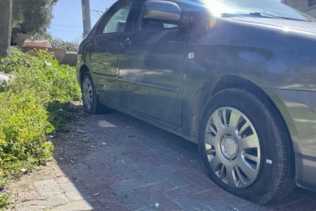 مستوطنون يقومون بتخريب اطارات مركبات بحي الصوانة في القدس