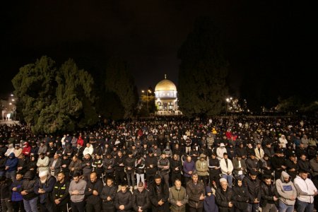جماهير غفيرة تشيع جثمان الشهيد محمد حواشين في مخيم جنين