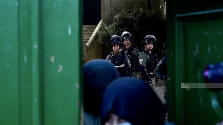 بيت لحم: الاحتلال يداهم مسجدا في الرشايدة أثناء أداء صلاة العيد ويحطم زجاج مركبات 