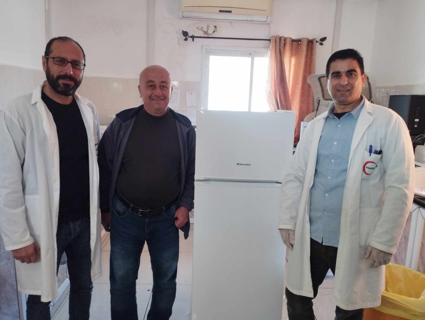 بتبرع من نزيه الخليل الخيرية: بلدية الزبابدة تسلم ثلاجة لمختبر العيادة الحكومية في البلدة