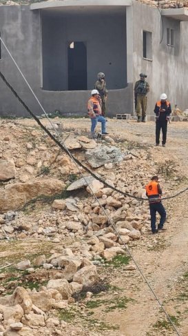 مستوطنون يعتدون على طواقم شركة كهرباء الجنوب بمسافر يطا