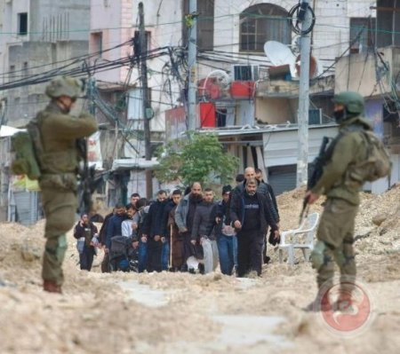 اصابات واعتقالات بالضفة- الاحتلال يجبر 200 عائلة بمخيم طولكرم على النزوح