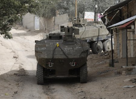 الاحتلال يحرق منزلا في مخيم نور شمس وسط حصار متواصل لليوم 294