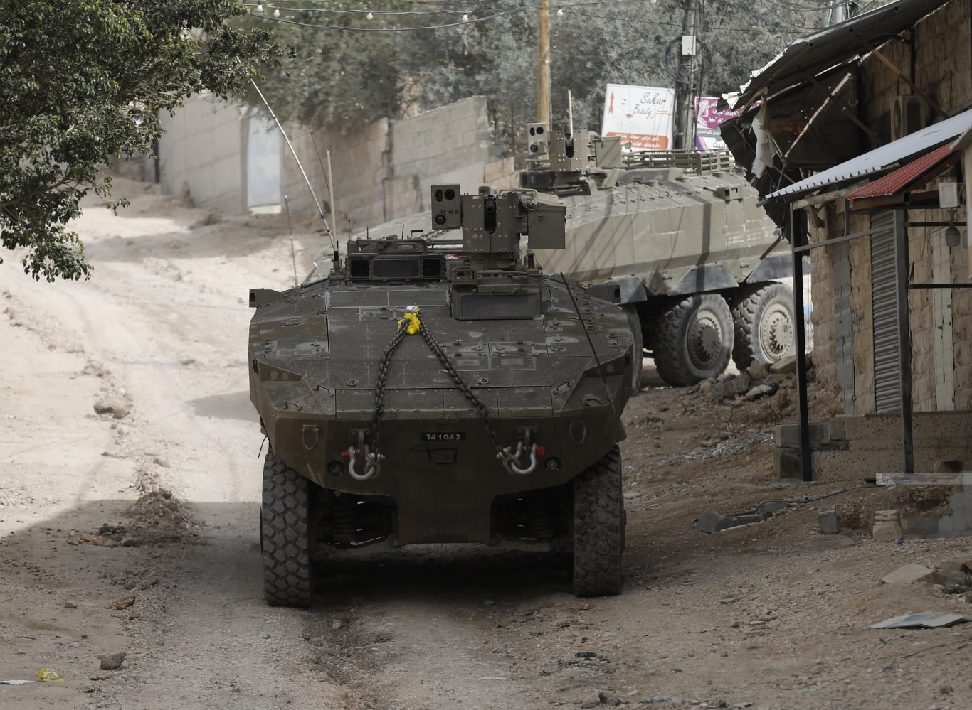 الاحتلال يحرق منزلا في مخيم نور شمس وسط حصار متواصل لليوم 294