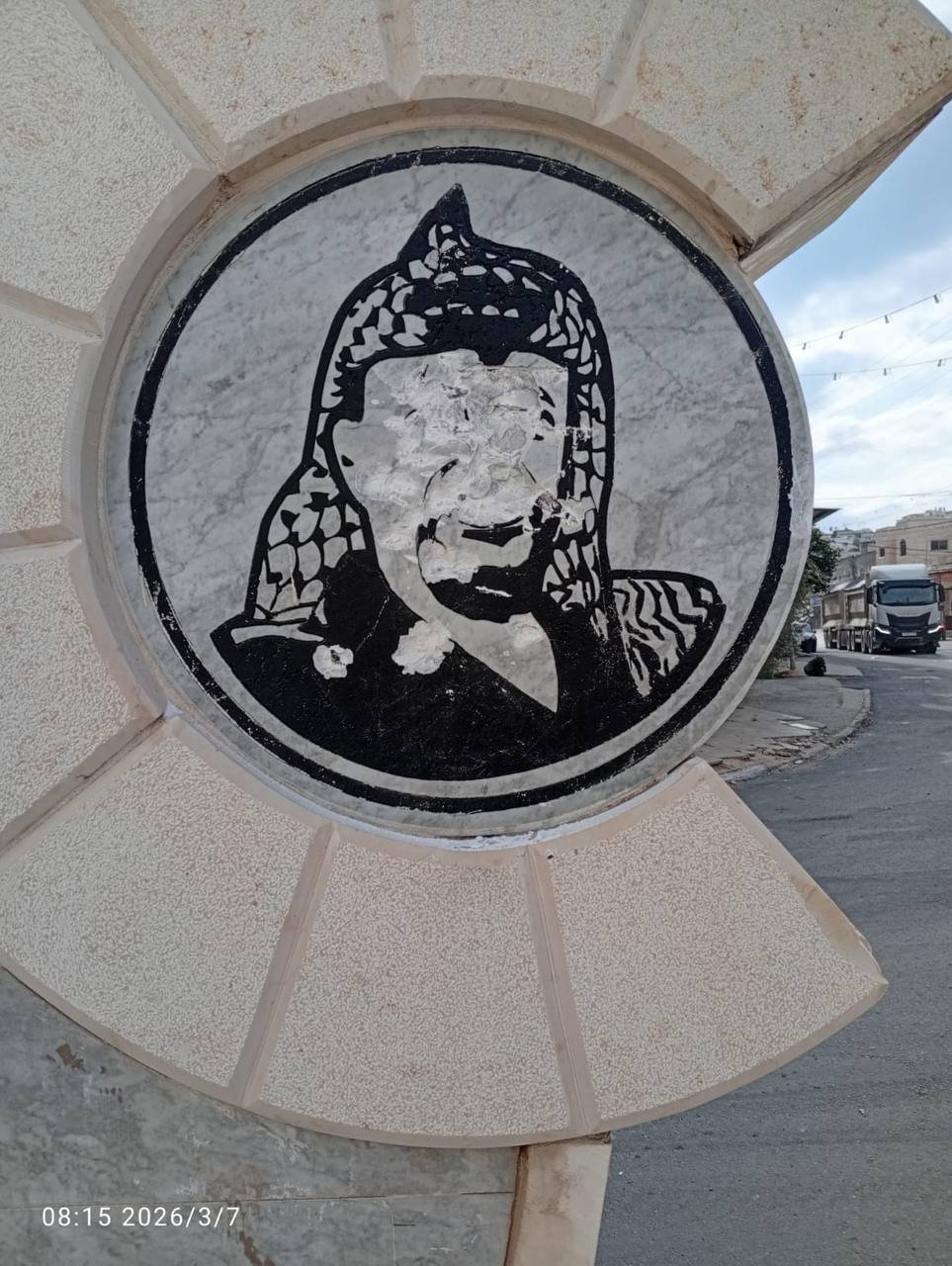 تحديث( صور) : قوات الاحتلال بالاضافة لمنازل المواطنين تقوم بالاعتداء على دوار الشهيد ياسر عرفات خلال اقتحامها بلدة الزبابدة 