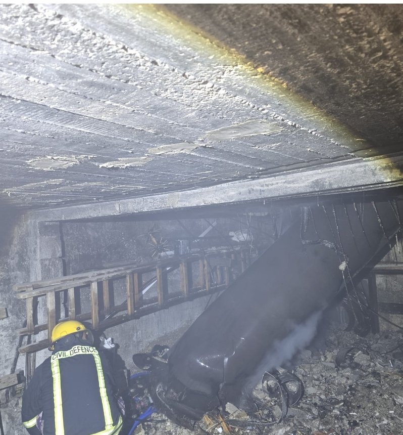 الدفاع المدني: شظية تدمر منزلا من ثلاثة طوابق وتسبب حريقا وأضرارا هائلة في سلفيت