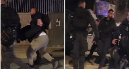 الاحتلال يعتدي على المصلين ويعتقل عددا من الشبان عند باب الساهرة