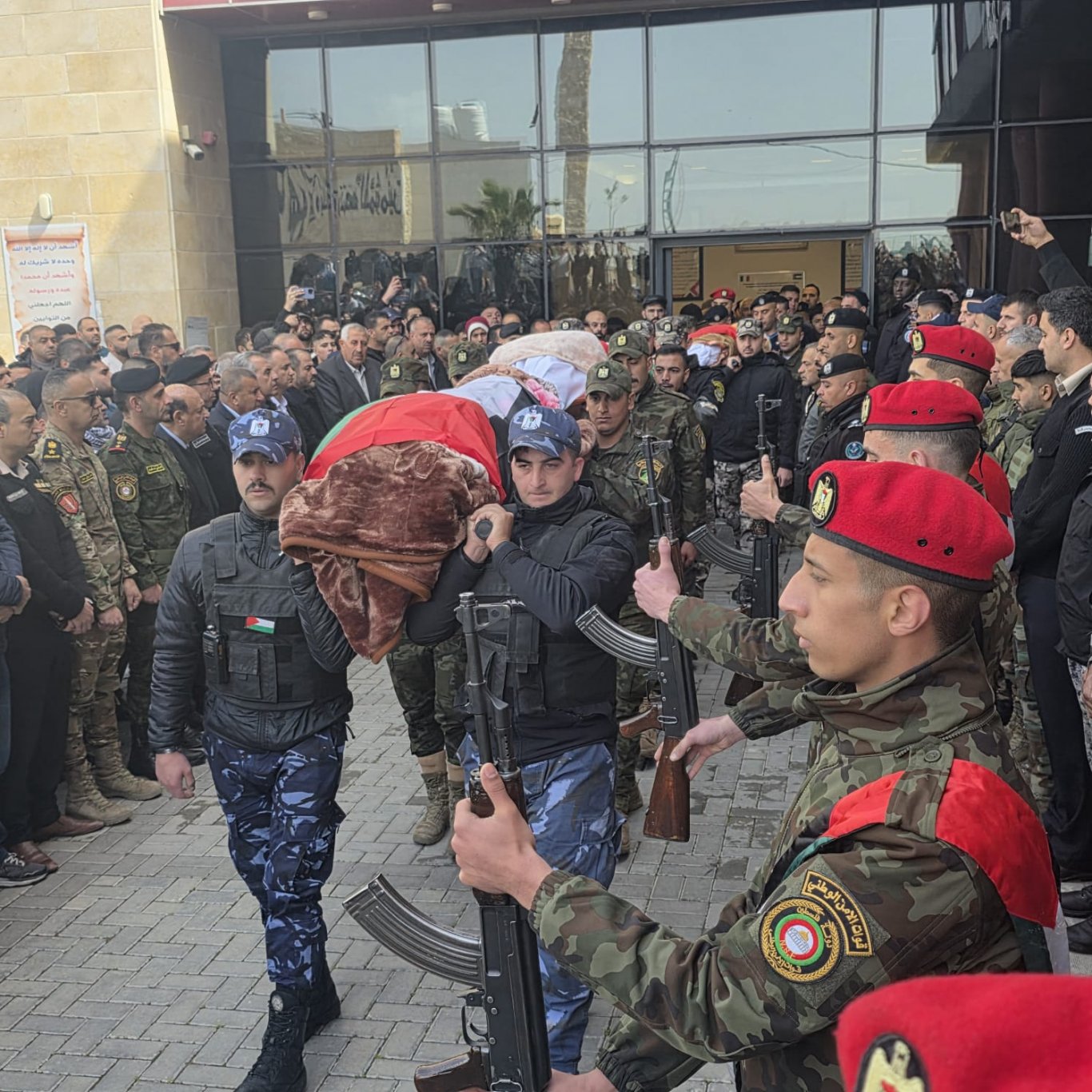 الشرطة والأجهزة الأمنية تشيع جثامين ثلاث شهيدات بجنازة عسكرية مهيبة في الخليل