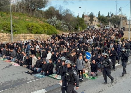  منع صلاة العيد في الأقصى والمئات يؤدونها في محيطه رغم التضييق