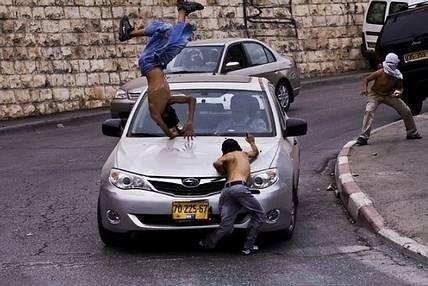 مستعمرون يعتدون على مواطنين ويحرقون منزلا وخيمتين و3 مركبات في اللبن الشرقية