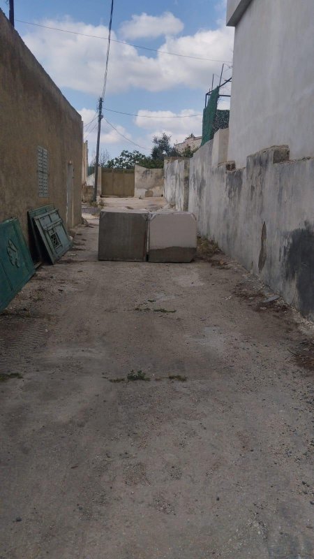 الاحتلال يضع مكعبات إسمنتية عند مداخل منازل المواطنين في دير بلوط