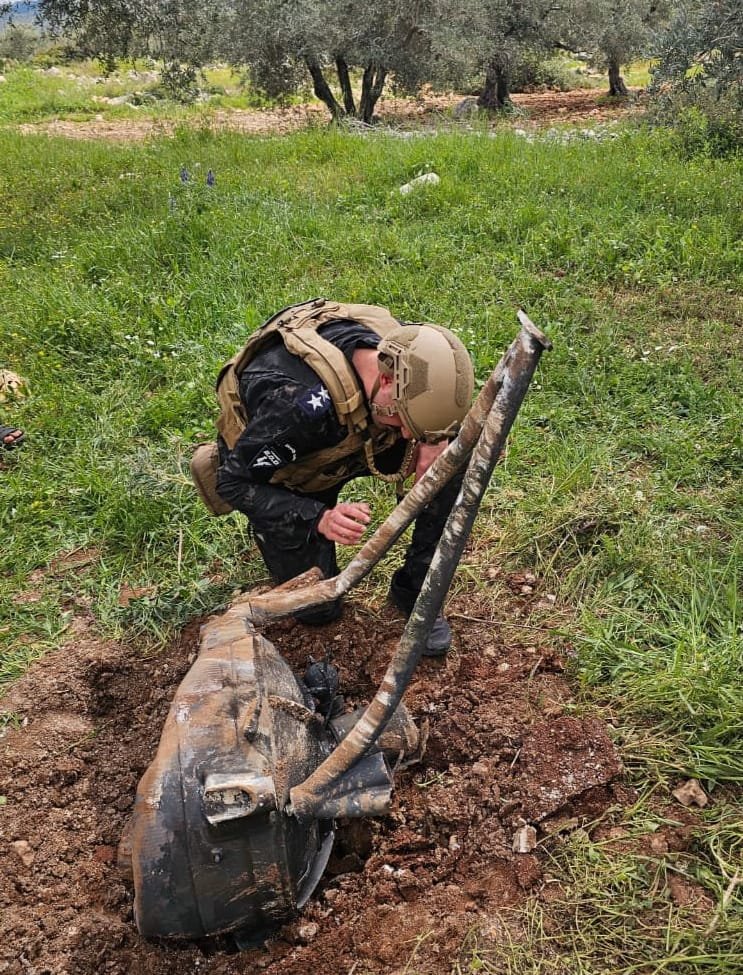 الشرطة تتعامل مع شظايا صاروخية في طولكرم