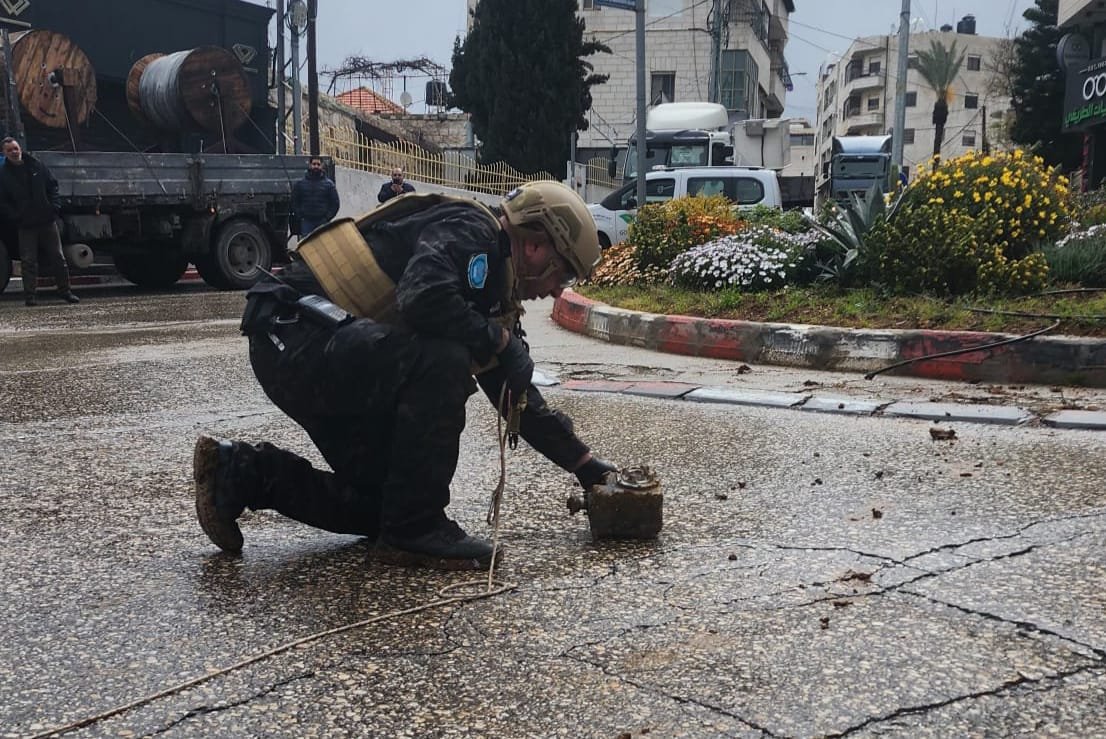 الشرطة تتعامل مع شظايا صواريخ سقطت في عدة مناطق برام الله