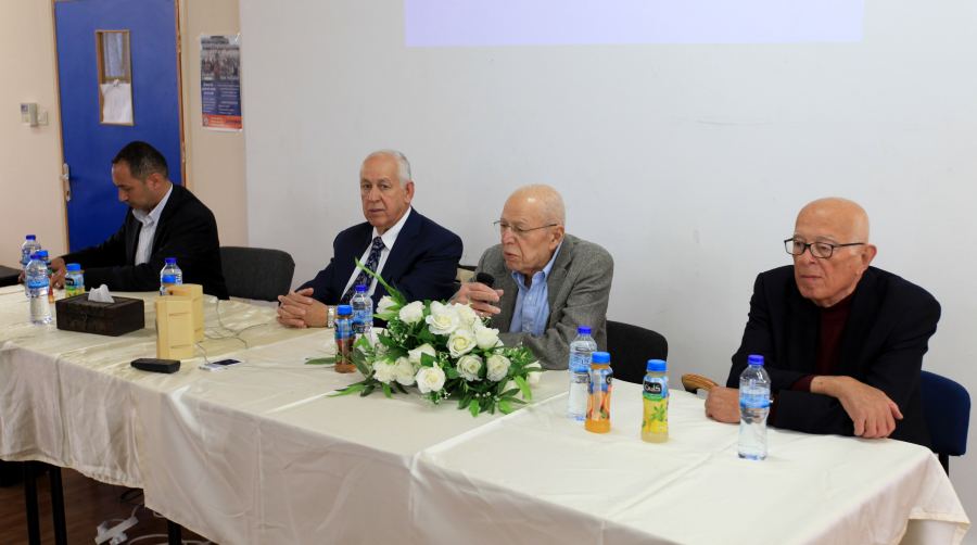 زار الجامعة والتقى رئيسها البروفيسور الفلسطيني حسن الباحث في وكالة الفضاء الدولية ناسا يلقي محاضرة لطلبة كلية الهندسة في الجامعة العربية الامريكية